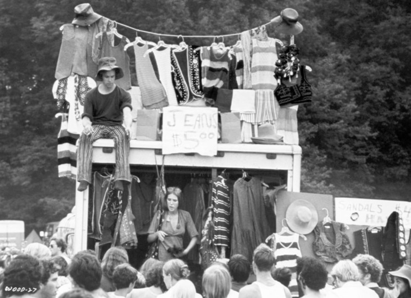 Man konnte eine blaue Jeans für 5 Dollar kaufen und ein Stand wurde in Brand gesetzt | Getty Images Photo by Michael Ochs Archives