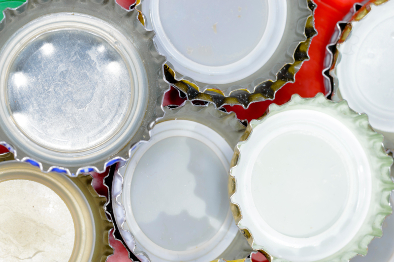 Discos debajo de las tapas de botellas | Alamy Stock Photo