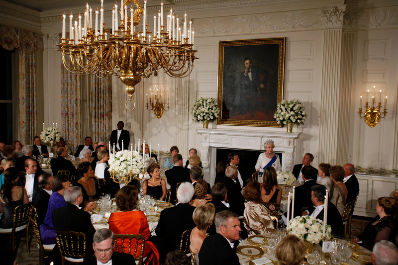 Los invitados pueden levantarse de la mesa antes que el monarca | Alamy Stock Photo by MediaPunch Inc
