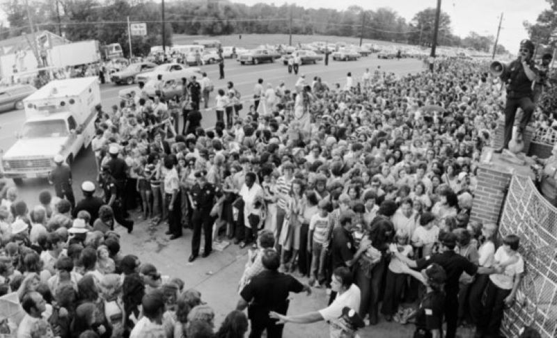 Die Beerdigung | Getty Images Photo by Shepard Sherbell/CORBIS