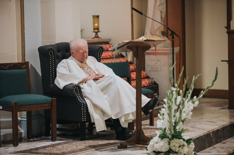 Los sacerdotes merecen descansar | Twitter/@raymalaspina