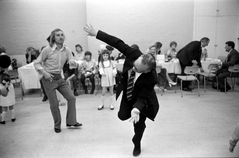 Un papá bailarín | Alamy Stock Photo by Homer Sykes