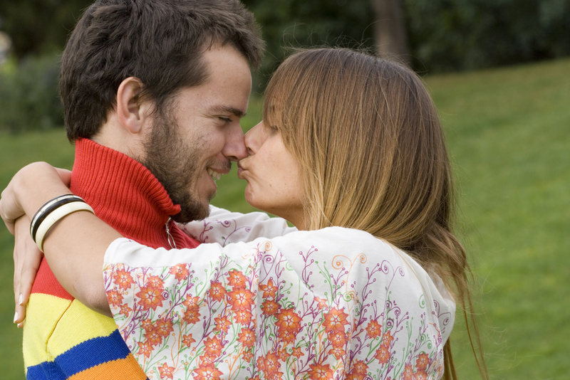 Ahí no es donde se dan besos | Shutterstock Photo by Helder Almeida