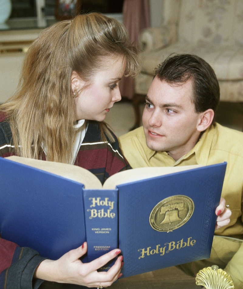 Debe estar leyendo el Cantar de los Cantares | Alamy Stock Photo by agefotostock/Dennis MacDonald