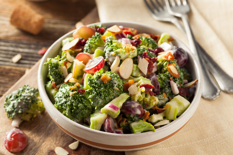 Ensaladas con mayonesa y fruta | Shutterstock