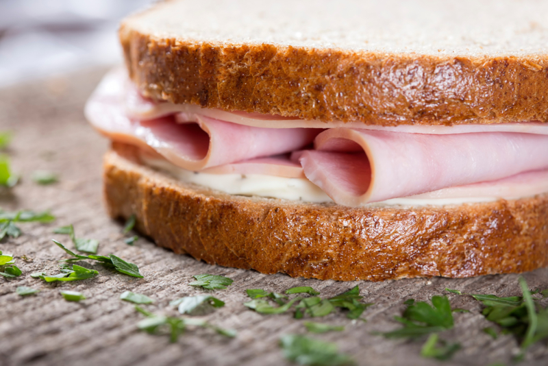 Sándwiches de queso crema y mortadela | Adobe Stock