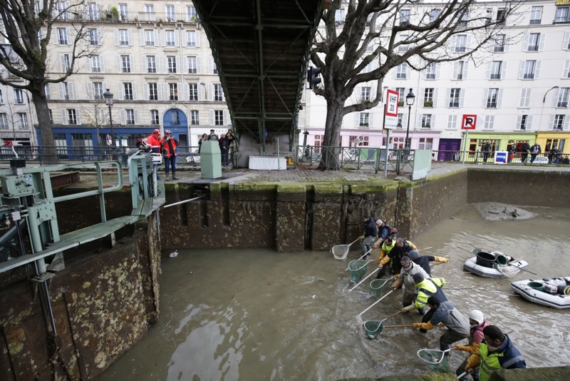 Du wirst nicht glauben, was Forscher entdeckt haben, als sie das Wasser aus den Niagarafällen abgelassen haben | Getty Images Photo by PATRICK KOVARIK/AFP