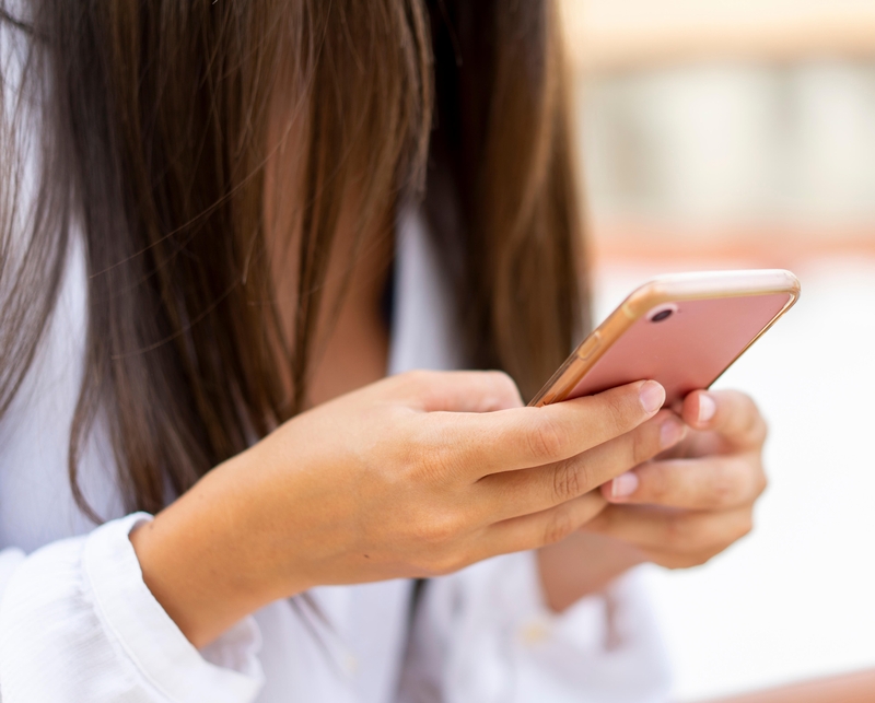 Martha Meets Holly Over the Phone | Alamy Stock Photo by VITTA GALLERY/Westend61 GmbH