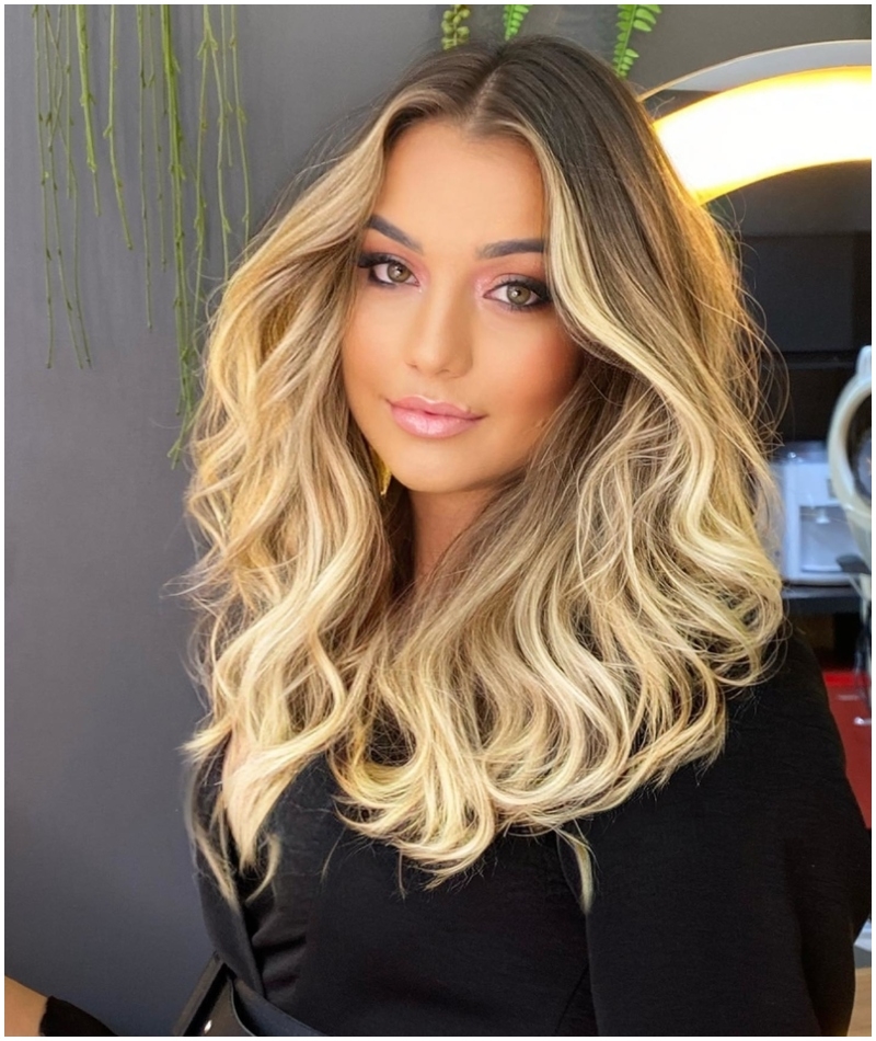 Cincuenta sombras de un rubio Balayage | Instagram/@beautyshop.homee