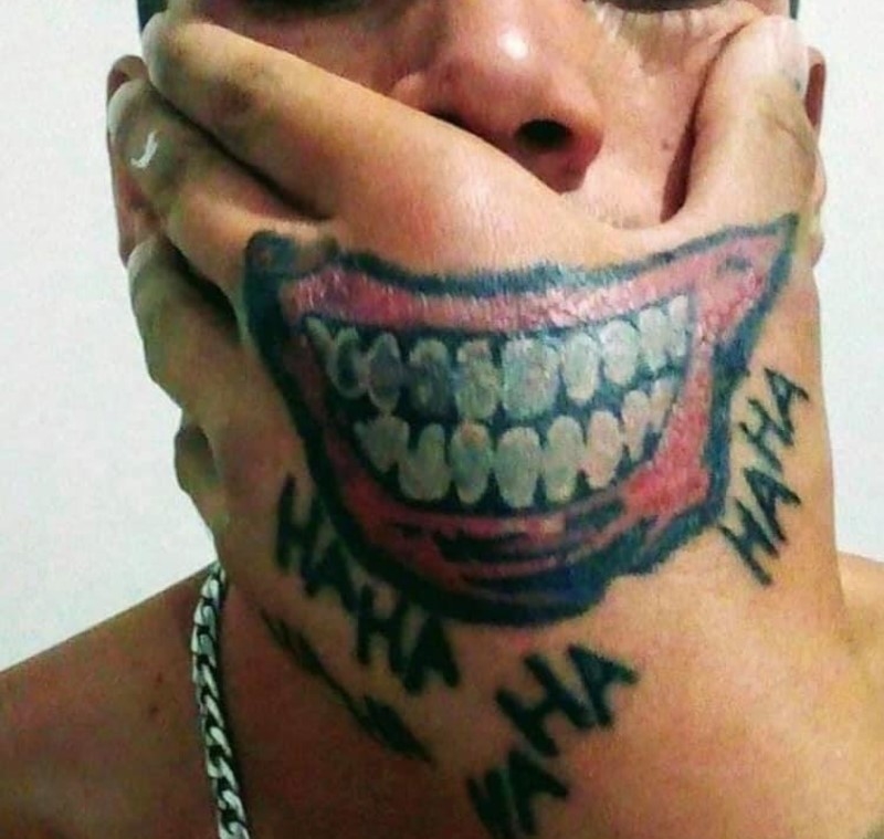 Sorrindo com Deboche | Facebook/@Tatuagens Engraçadas