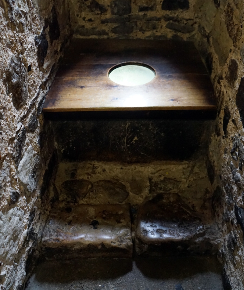 Un vistazo al interior de un “garderobe” | Getty Images Photo by Universal History Archive/Universal Images Group 