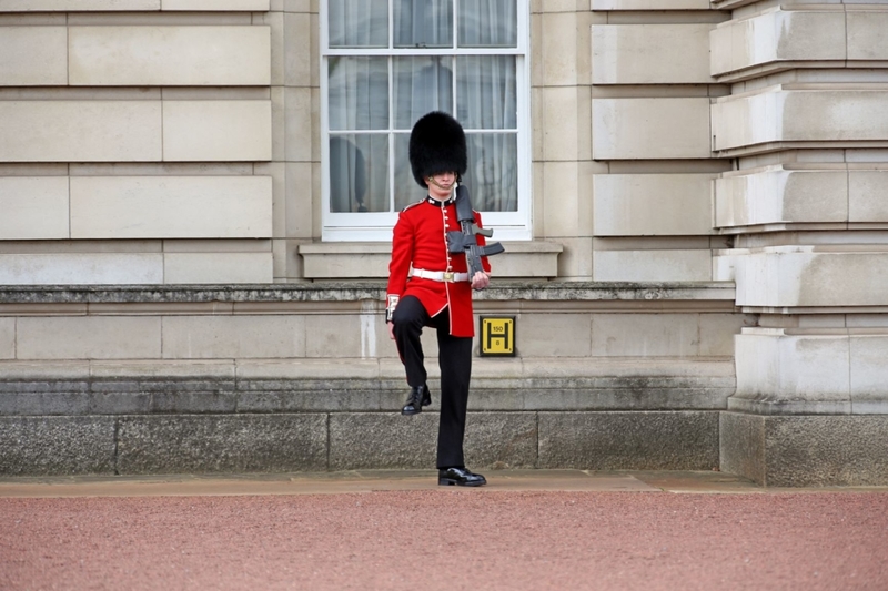 Você Importuna a Guarda da Rainha | Shutterstock Photo by cpaulfell