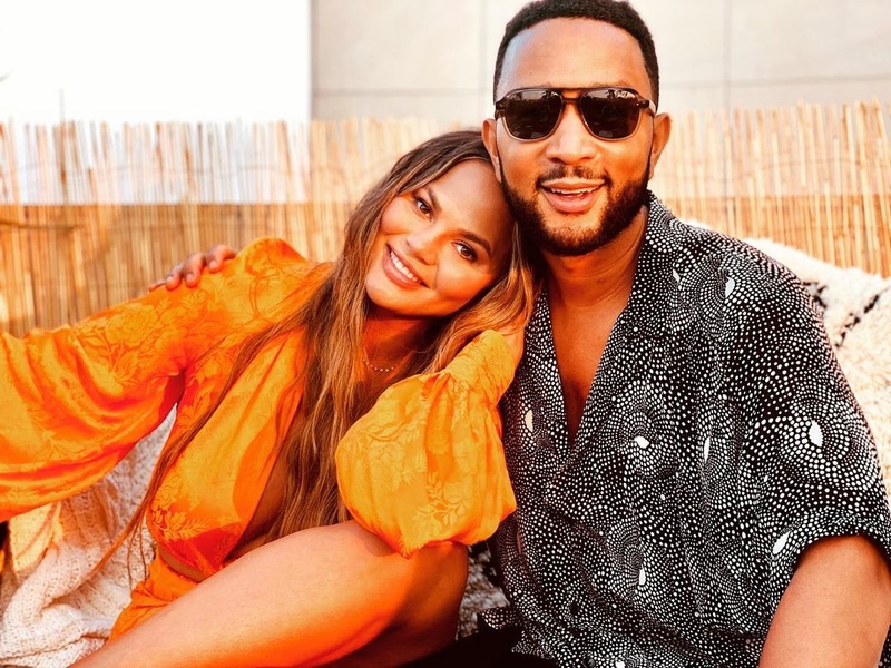 Um Casal Feliz e Muito Surpreso | Instagram/@chrissyteigen