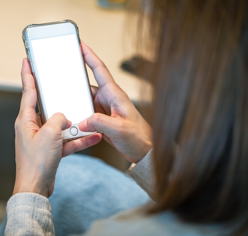 She Messaged Her Mom | Shutterstock