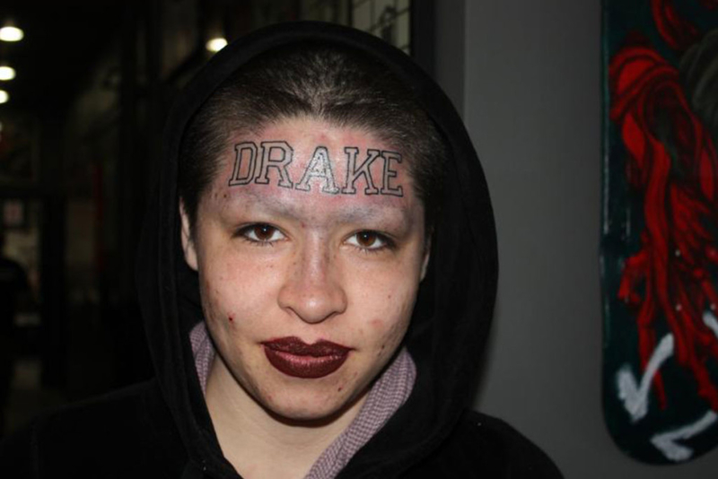 Guau, a esta dama sí que le gusta Drake | Imgur.com/yvpww