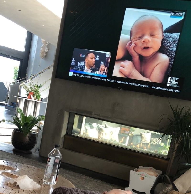 Teigen arroja sospechas y se anota un doble tanto | Twitter/@chrissyteigen