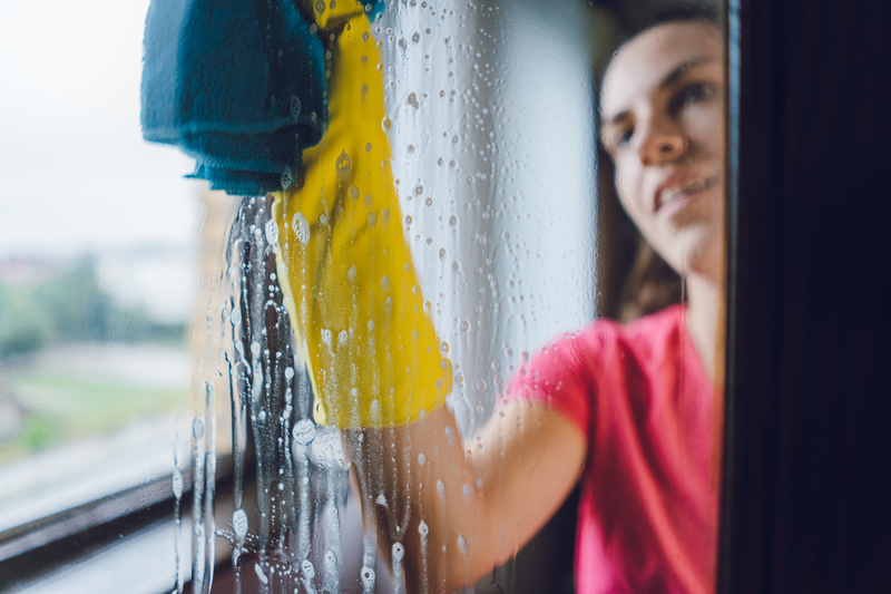 Make a Quick, Fresh-Smelling Window Cleanser | Getty Images Photo by urbazon