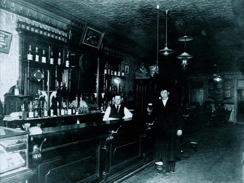 Toalhas de bar compartilhadas para homens | Alamy Stock Photo by The Protected Art Archive