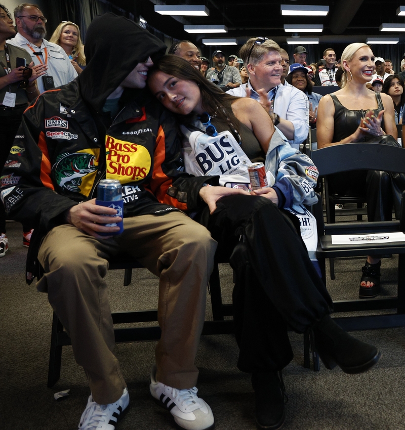 Some More Unapologetic PDA | Getty Images Photo by Chris Graythen