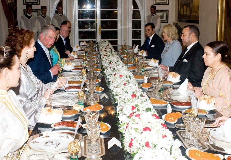 Wenn der Monarch sitzt, steht oder mit dem Essen fertig ist - machen Sie es genauso | Alamy Stock Photo by Anwar Hussein