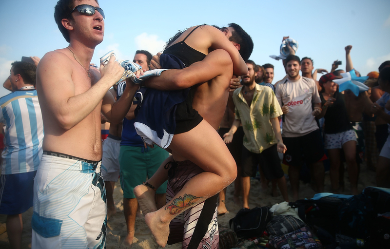 Fans of the Beach | Getty Images Photo by Mario Tama