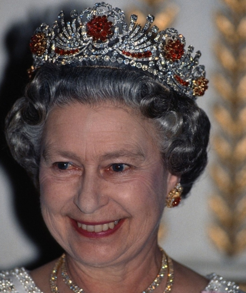 A Rainha Escolhe a Tiara | Getty Images Photo by Anwar Hussein