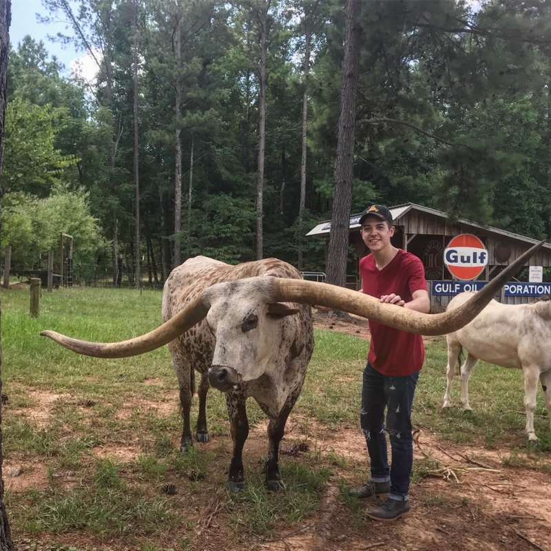  Super Long Horned Texas Longhorn | Instagram/@isaacmooremusic