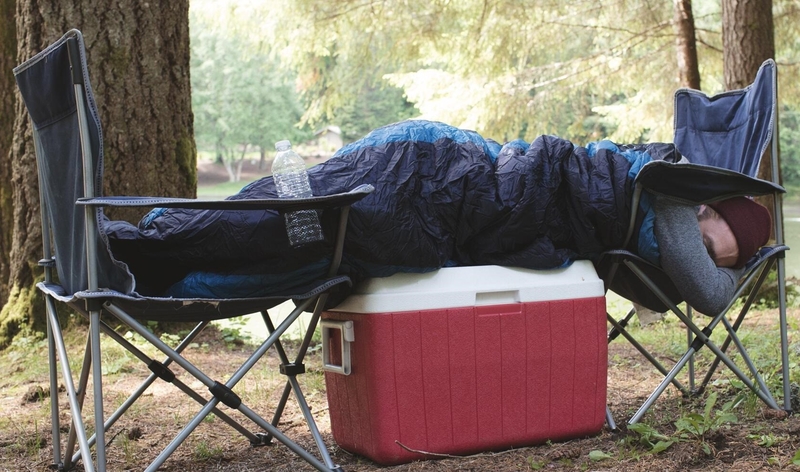 Wer braucht schon ein Bett, wenn man eine Kühlbox und Klappstühle hat? | Twitter/@REI