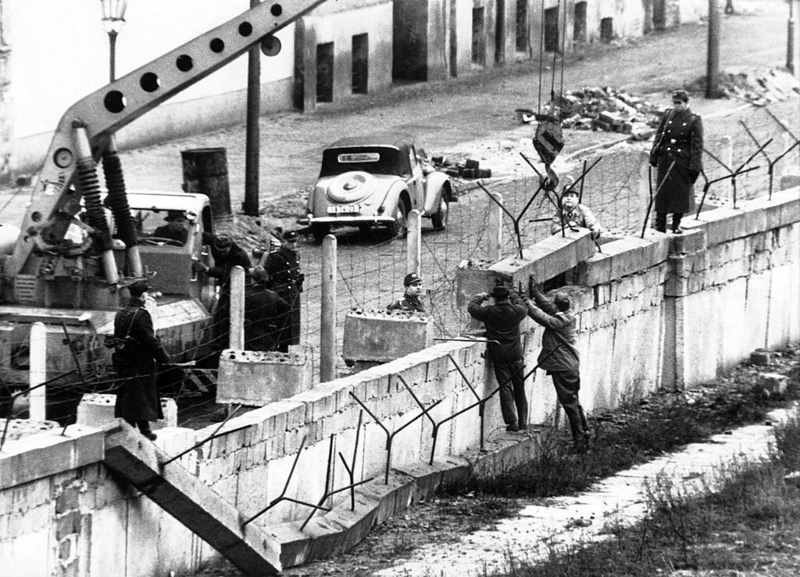 Die Entstehung der Berliner Mauer | Getty Images Photo by Keystone-France/Gamma-Keystone 