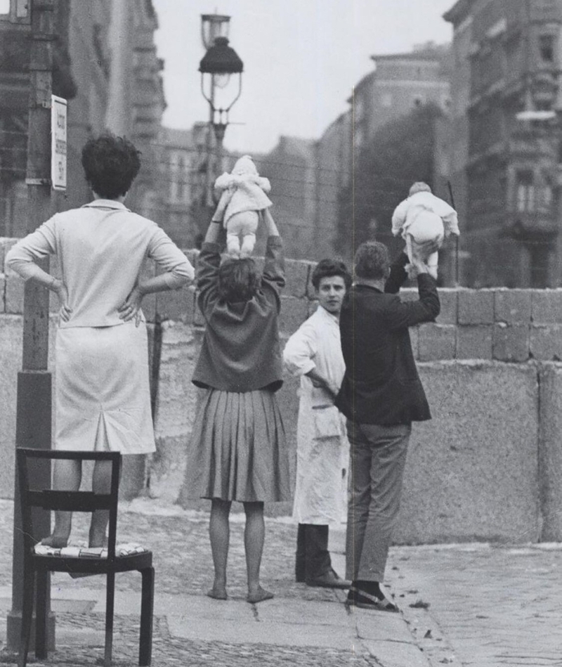 Die Berliner Mauer 1961 | Alamy Stock Photo by Hum Images