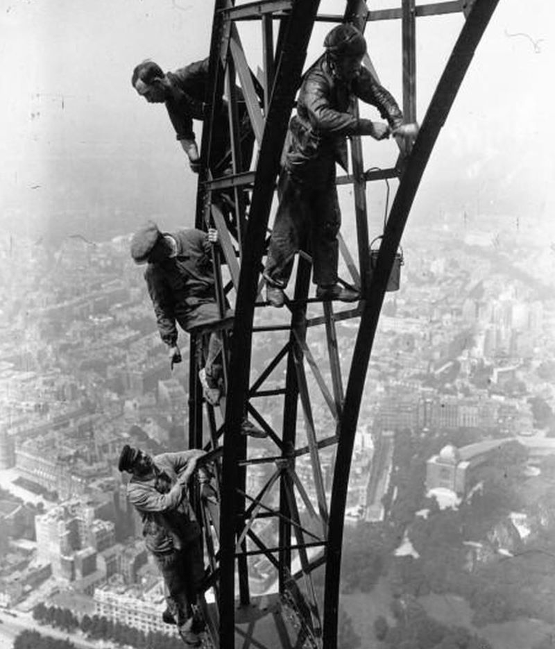 Der Eiffelturm wird neu gestrichen | Alamy Stock Photo by Signal Photos