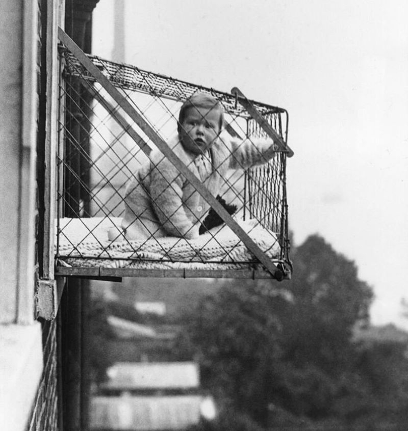 Der Käfig für das Baby | Getty Images Photo by Fox Photos