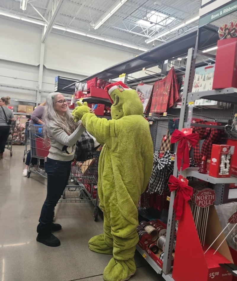 Como o Grinch roubou o Walmart | Reddit.com/Yuyukiformats_06