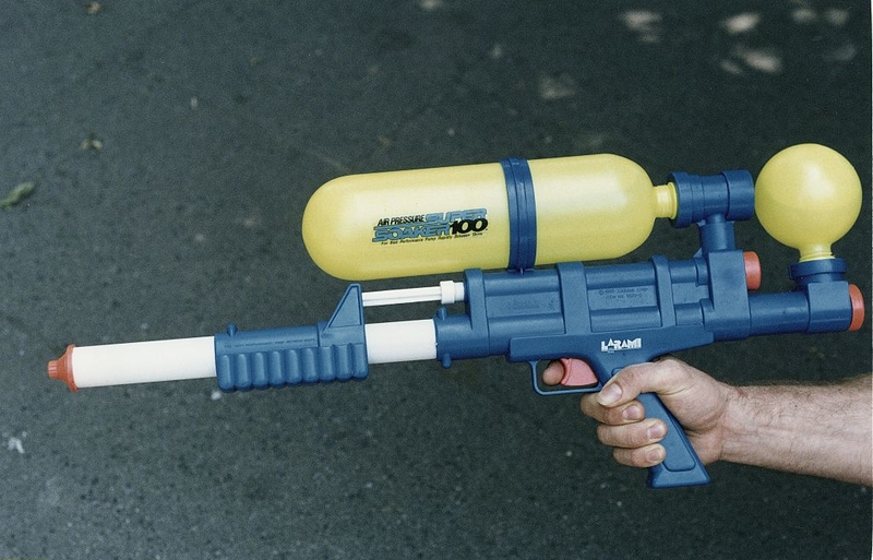 Klassische Super-Soaker-Wasserpistole | Getty Images Photo by Fabian Posselt