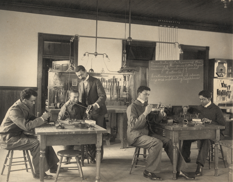 Hampton-Studenten studieren Telefonmontage | Getty Images Photo by Buyenlarge