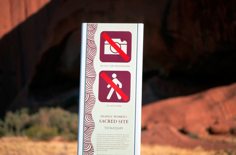 Sinalização Em Uluru | Alamy Stock Photo by Wim Wiskerke