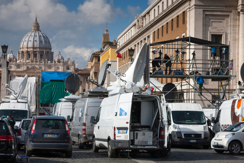 Acampados a la puerta | Alamy Stock Photo