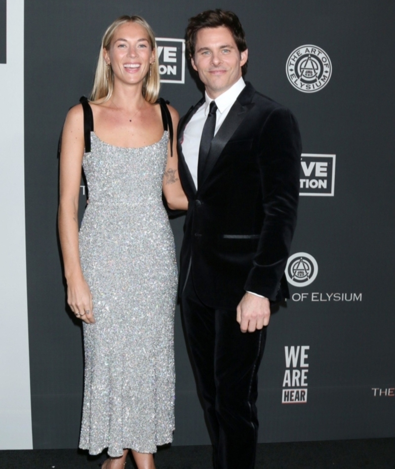 James Marsden y Edei (saliendo) | Alamy Stock Photo