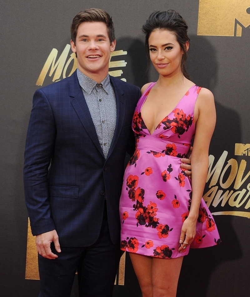 Adam DeVine y Chloe Bridges (saliendo) | Getty Images Photo by Gregg DeGuire/WireImage