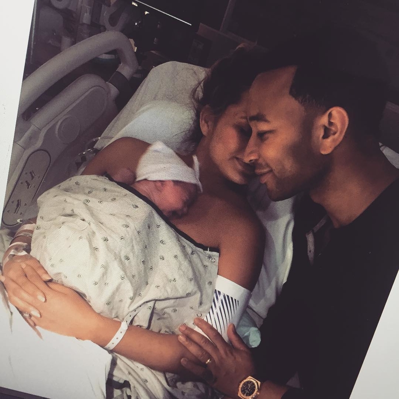 Luna Simone Stephens kommt auf die Welt | Instagram/@chrissyteigen