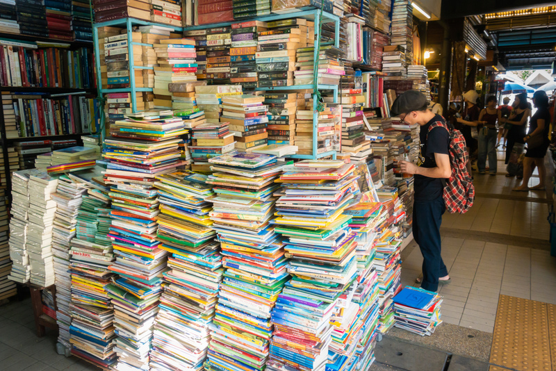 Libros de texto universitarios | Shutterstock Photo by kasarp studio