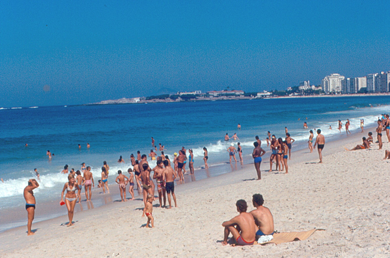 PRAIA DE COPACABANA, BRASIL | Flickr Photo by Roger W (Roger Wollstadt)