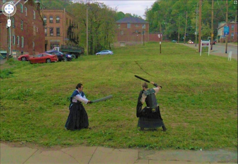 Samurais vistos en un suburbio estadounidense | Imgur.com/jwzuzFP via Google Street View