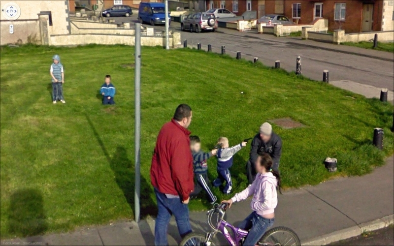 Niños pequeños efectuando un robo a mano armada | Imgur.com/VxvjC via Google Street View