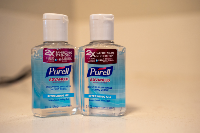 Sie packen jede Menge Purell ein | Shutterstock Photo by melissamn