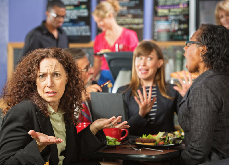 Sie sprechen über Politik | Alamy Stock Photo by Scott Griessel/Creatista/Panther Media GmbH