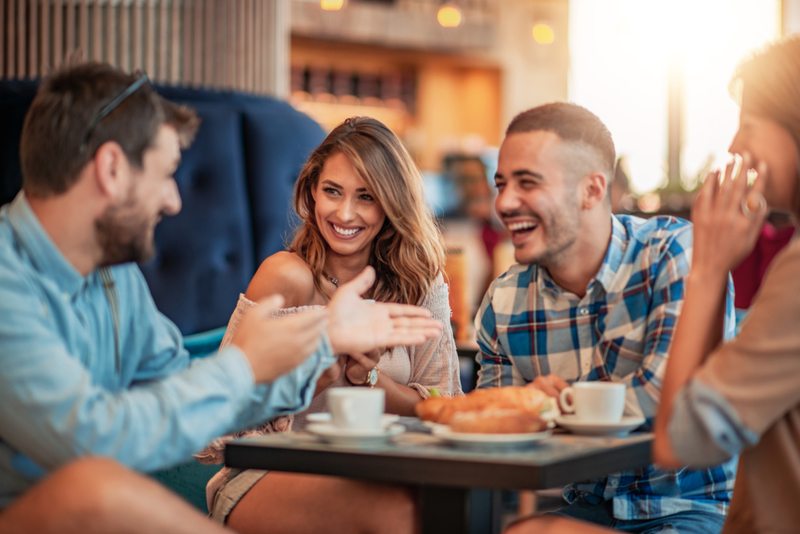 Sie sprechen in Restaurants zu laut | Shutterstock Photo by Ivanko80