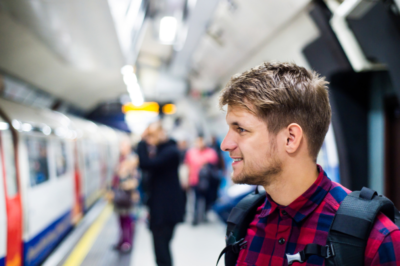 Sie stehen in der U-Bahn auf | Shutterstock Photo by Ground Picture