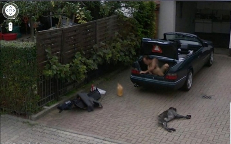 Um Homem Nu No Porta-Malas E Um Cachorro | Imgur.com/iIc3APK via Google Street View