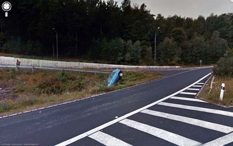 Um Cara Realmente Rebelde - Ou Um Acidente Infeliz | Imgur.com/mxOkeB4 via Google Street View